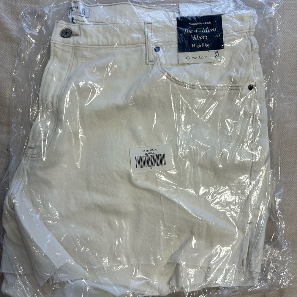 Abercrombie & Fitch Curve 4” Mom Shorts, size 22